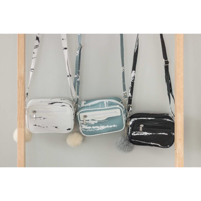 ‼️พร้อมส่ง‼️กระเป๋าสะพายข้าง IINKLE รุ่น BOX แถมปอมปอม