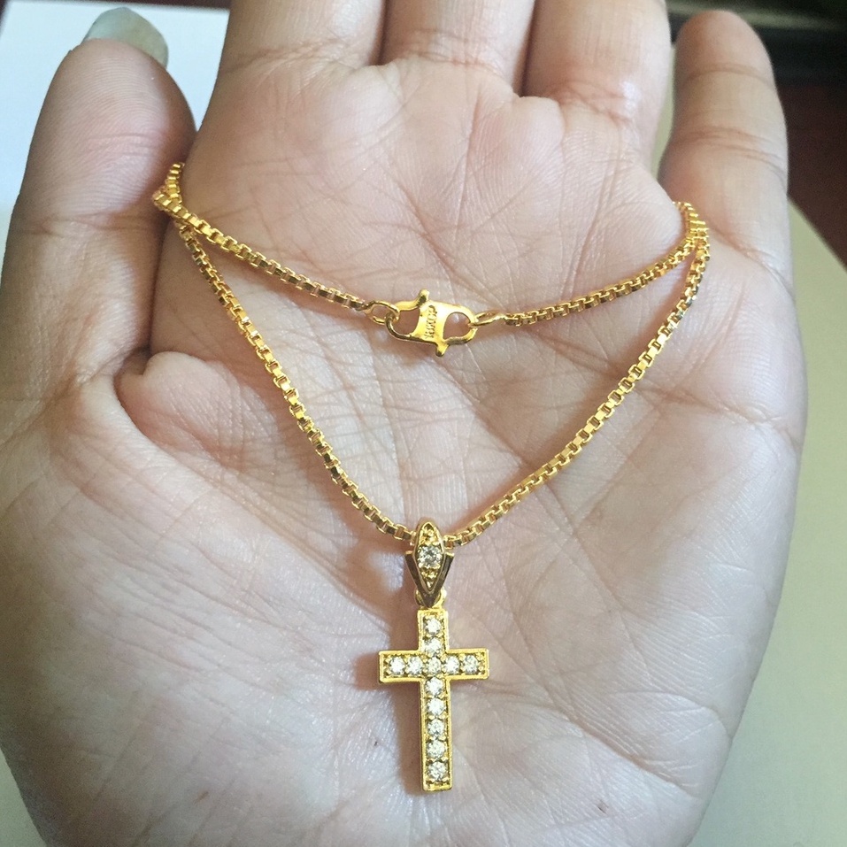 YS สร้อยคอจี้คริสตัลครอสไทเทเนียม 22K