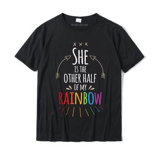 เสื้อยืดลําลอง ผ้าฝ้าย 100% แขนสั้น คอกลม พิมพ์ลาย She Is The Other Half Of My Rainbow Lesbian ทรงหลวม สําหรับผู้ชาย คู่