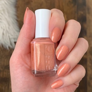 พร้อมส่ง Essie Home Grown  Golden peach nail polish with pearl  เป็นโทนพีชอ่อนผสมสีทอง เนื้อมีชิมเมอร์เล็กๆ ค่ะ  แท้ 💯%