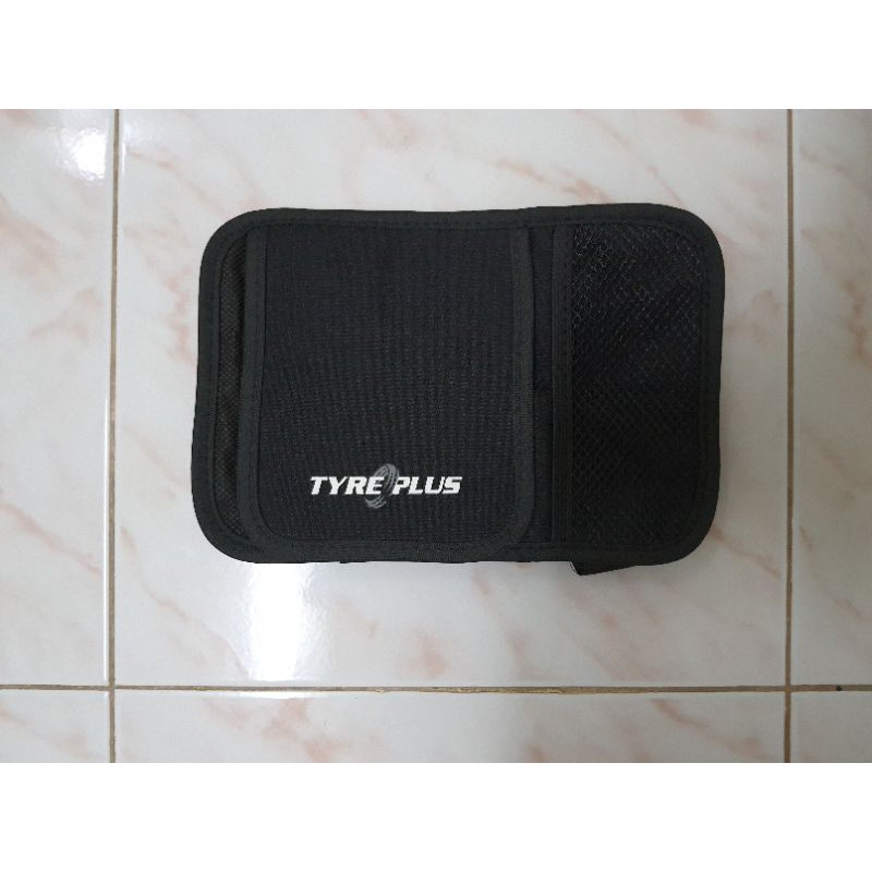 กระเป๋าติดแผ่นบังแดดรถยนต์ ยี่ห้อ TYRE PLUS (มือหนึ่ง) ของแท้ ยังไม่ได้ใช้ ขายต่อราคา 80 บาท