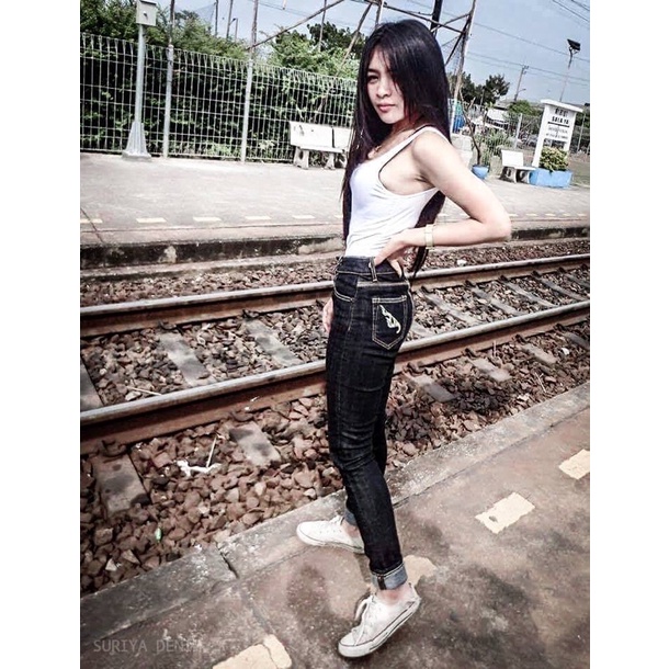ผ้าญี่ปุ่นลดล้างสต็อค 𝐒𝐮𝐫𝐢𝐲𝐚 กางเกงยีนส์ผู้หญิง ทรงเดฟเองสูง รุ่น อุสา 𝐇𝐢𝐠𝐡 𝐒𝐤𝐢𝐧𝐧𝐲 ผ้าดิบผสมผ้ายืด 𝟏𝟑𝐨𝐳. ล็อตสุดท้าย