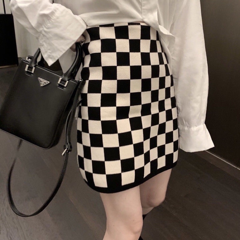 Chess skirt กระโปรงทรงเอผ้าทอไหมพรมลายหมกรุกเนื้อผ้าคือดีมากทอลายละเอียดเนื้อหนาและนุ่มมากใส่เข้าทรง