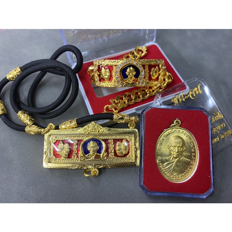 ชุดเช็ตหลวงพ่อรวย 4 อย่างในชุด ได้ทั้ง เลสพร้อมซุ้ม เหรียญ หน้าเลส สร้อย