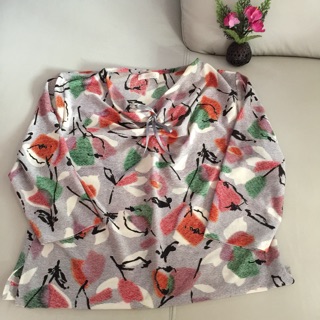 เสื้อวินเทจ ลายดอกแถมเสื้อแขนกุดหลากสี1ตัวค่ะ