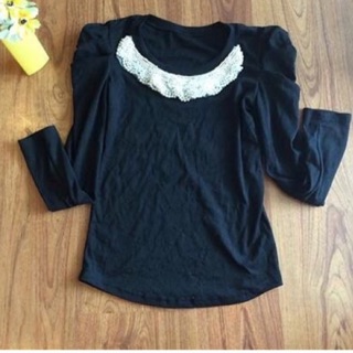 เสื้อสีดำผ้ายืดเนื้อหนา แขนตุ๊กตา มีแผงมุกประดับ สภาพดี