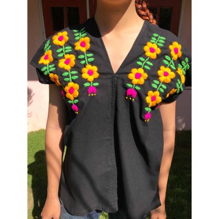 เสื้อเมือง ลายดอก สุดชิค สีดำ เนื้อผ้าดิบ สีดำ ปักมืองานละเอียด ราคาหลักร้อย