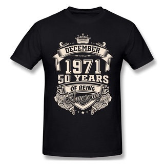 [COD]เสื้อยืดแขนสั้นลําลอง คอกลม พิมพ์ลาย Born In December 1971 50 Years Of Being Awesome เข้ากับทุกการแต่งกาย สําหรับผู