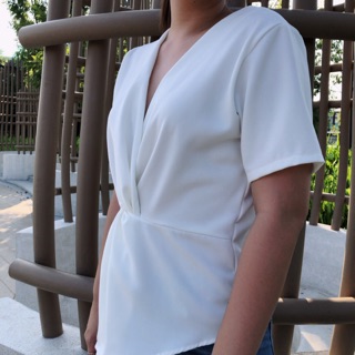 เสื้อคอวีแฟชั่น สีขาว