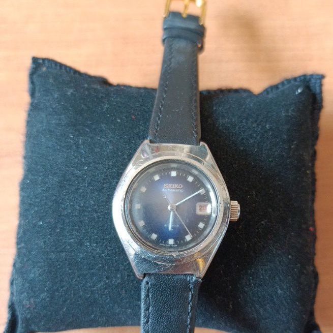 นาฬิกาแบรนด์เนม seiko ระบบ automatic หน้าปัดสีน้ำเงิน สายหนังสีดำของแท้มือสองใช้งานได้ปกติ