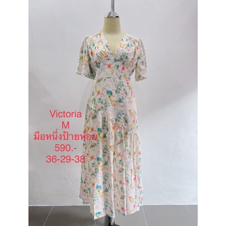 เดรสยาว สีขาว พิมพ์ลายหลากสี มือหนึ่งป้ายห้อย VICTORIA SIZE M