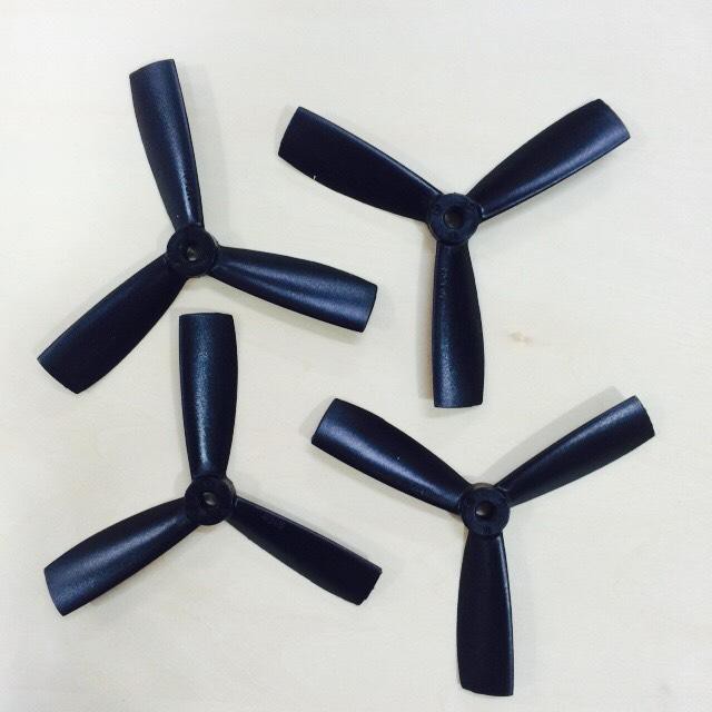 ใบพัดโดรน 4x4.5 3แฉก L+R รู5มิล Drone Rc 4045 (มีหลายสี)(ราคาต่อ4ชิ้น)