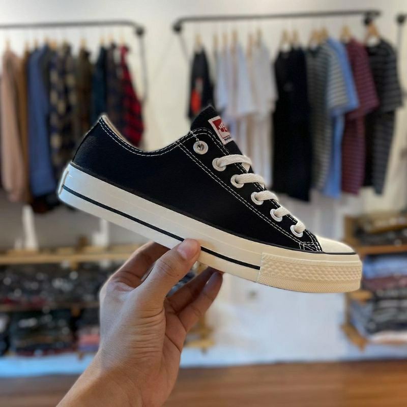 ของแท้ 100% รองเท้าธรรมชาติ สีดํา [jhonson Shoes]