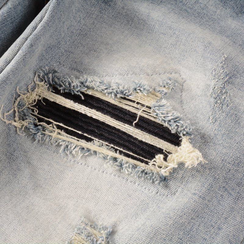 amiri กางเกงยีนส์ผู้ชายย้อนยุคใหม่สีฟ้าอ่อน ripped patch ปักตัวอักษร street style ราคา ถูกที่สุด ดีลบีเคเค แกลเลอรีภาพที่ 6