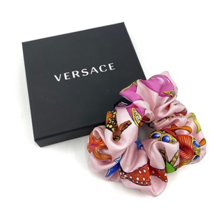 Clearance SALE!! Versace เวอร์ซาเช่ Scrunchie สีชมพู น่ารัก ยางรัดผม ที่มัดผม ที่รัดผม แบรนด์เนม ของขวัญ ผู้หญิง ของแท้