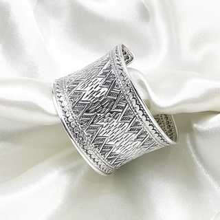 DSP กำไลเงินแท้ทรงอานม้า ตอกลายผ้าลายน้ำไหล เงินแท้ 925 : Solid 925 Sterling Silver Cuff Bangle [GSPP0148]