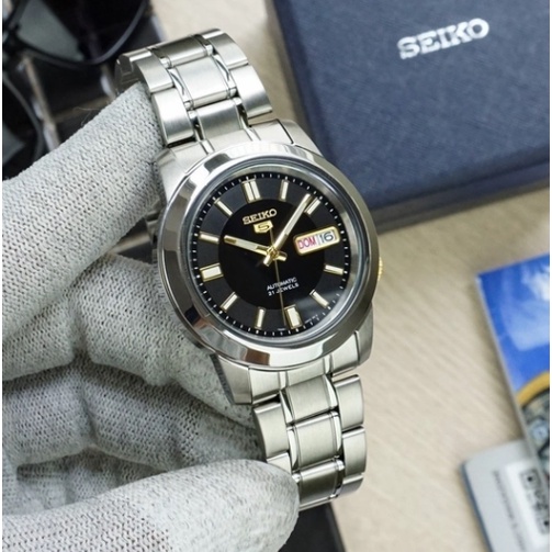 SEIKO 5 Automatic รุ่น SNKK17K1 นาฬิกาข้อมือผู้ชาย หน้าปัดดำทอง สายแสตนเลส - มั่นใจของแท้ 100% ประกันศูนย์ไซโก้ไทย
