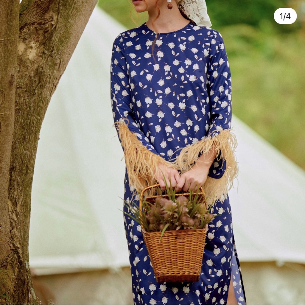 [FAFALU Mary Dress] Navy Floral MaryDress เดรสทรงตรงยาวลายกราฟฟิก คลุมเข่า ผ่าข้าง แขนยาว ปลายแขนด้วยขนนก
