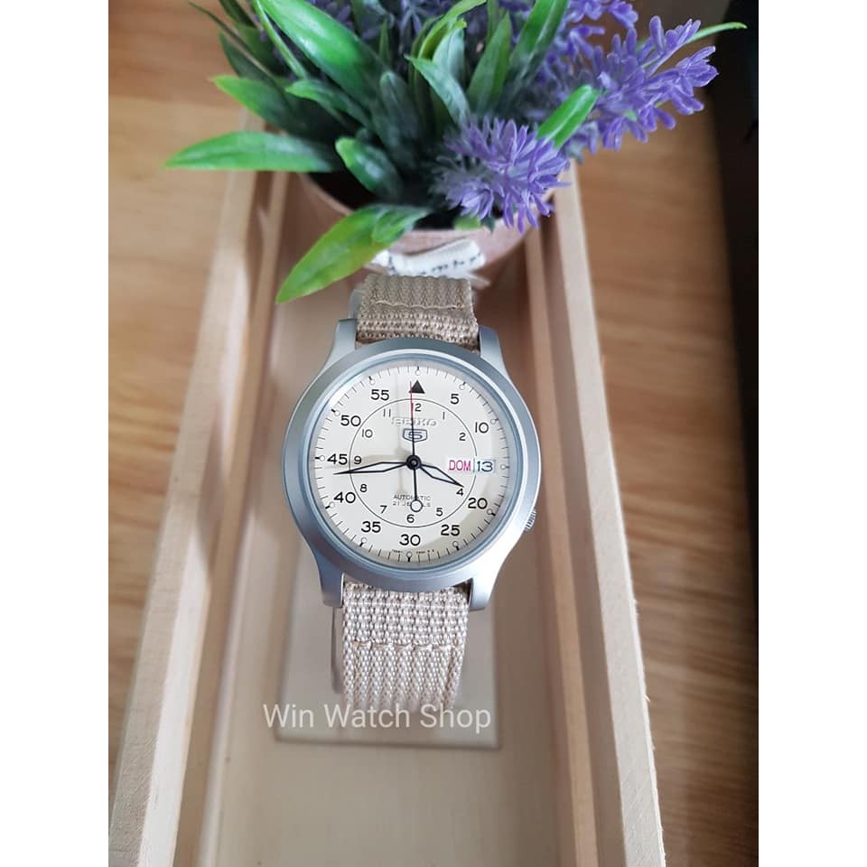 Seiko นาฬิกาข้อมือผู้ชาย สายผ้าสีเบจ รุ่น SNK803K2 - มั่นใจ ของแท้ 100% รับประกันสินค้า 1 ปีเต็ม( เก็บเงินปลายทางได้)