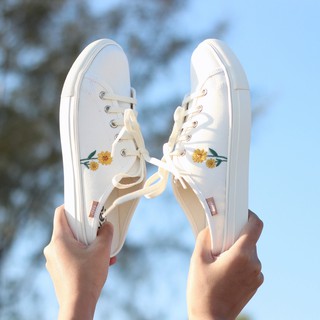 (KEEP6O ลดสูงสุด 65.- เมื่อช้อปขั้นต่ำ 500.-)  SUN FLOWER SNEAKER : รองเท้าผ้าใบเปิดส้นลายปักดอกไม้ทานตะวัน