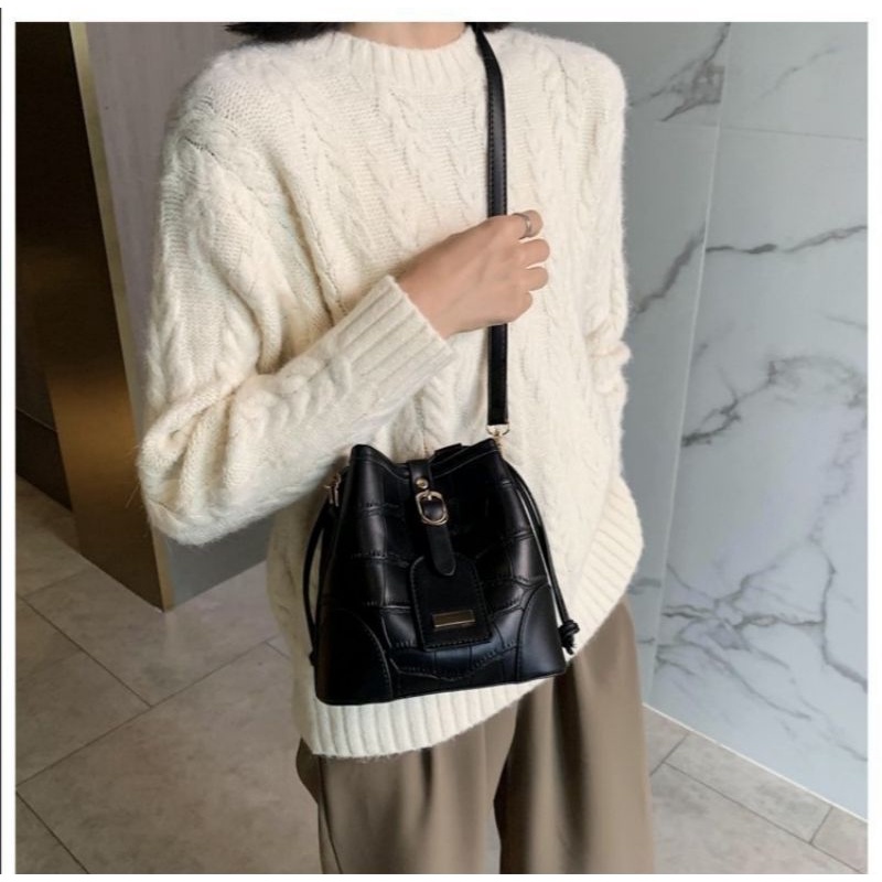 พร้อมส่ง010-กระเป๋าสะพายข้าง ทรงขนมจีบ หนังpu คลิปถ่ายจากงานจริง ...