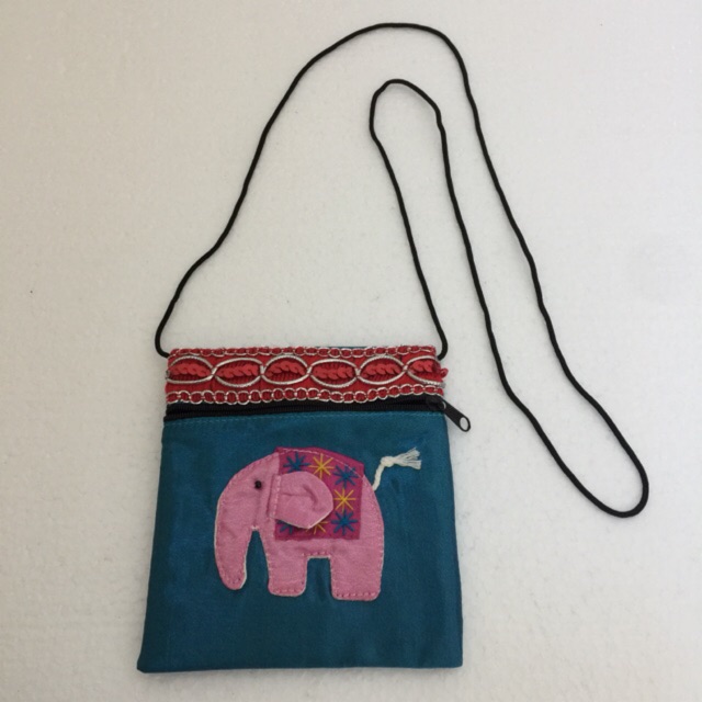 กระเป๋าช้างคล้องคอทำจากผ้าไหม ของที่ระลึกไทย