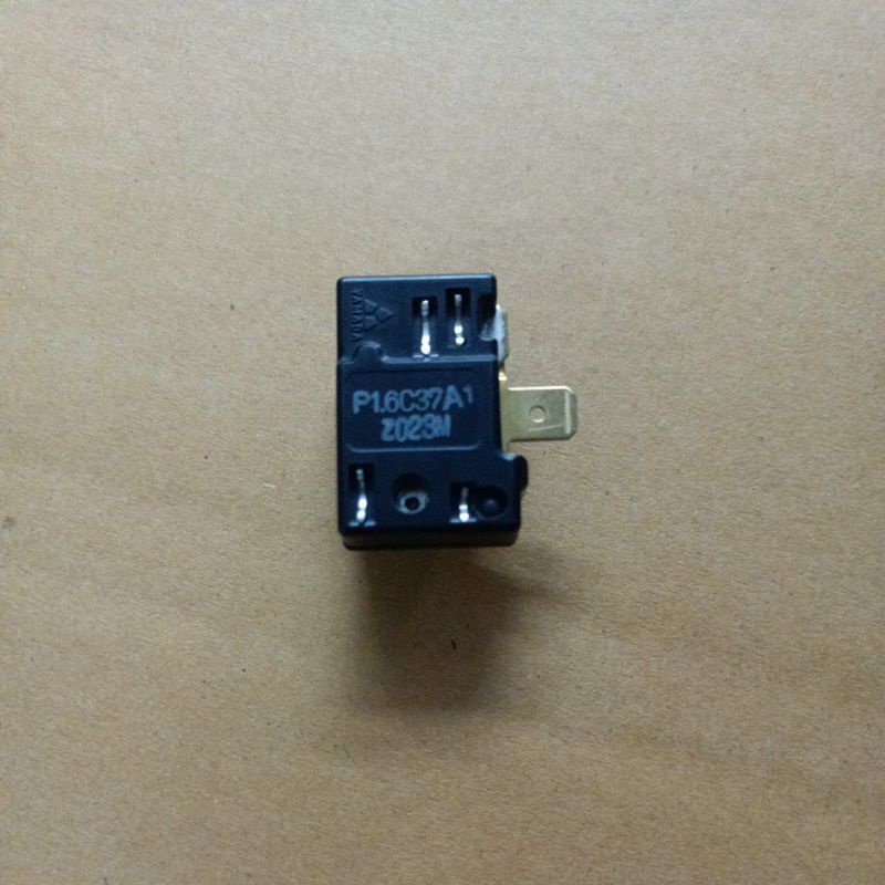 900561 โอเวอร์โหลดตู้เย็น hitachi เบอร์  P1.6 C37A1