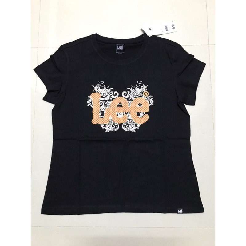 Lee รุ่น LE 10021001 เสื้อยืดคอกลมผู้หญิง ราคาป้าย 890 บาท สีดำ และ สีแดง เสื้อยืดแขนสั้น ใหม่ ของแท