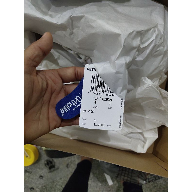 รองเท้าสีขาว reebok มือ1