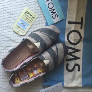 รองเท้า TOMS  Beige and navy stripe (outlet)