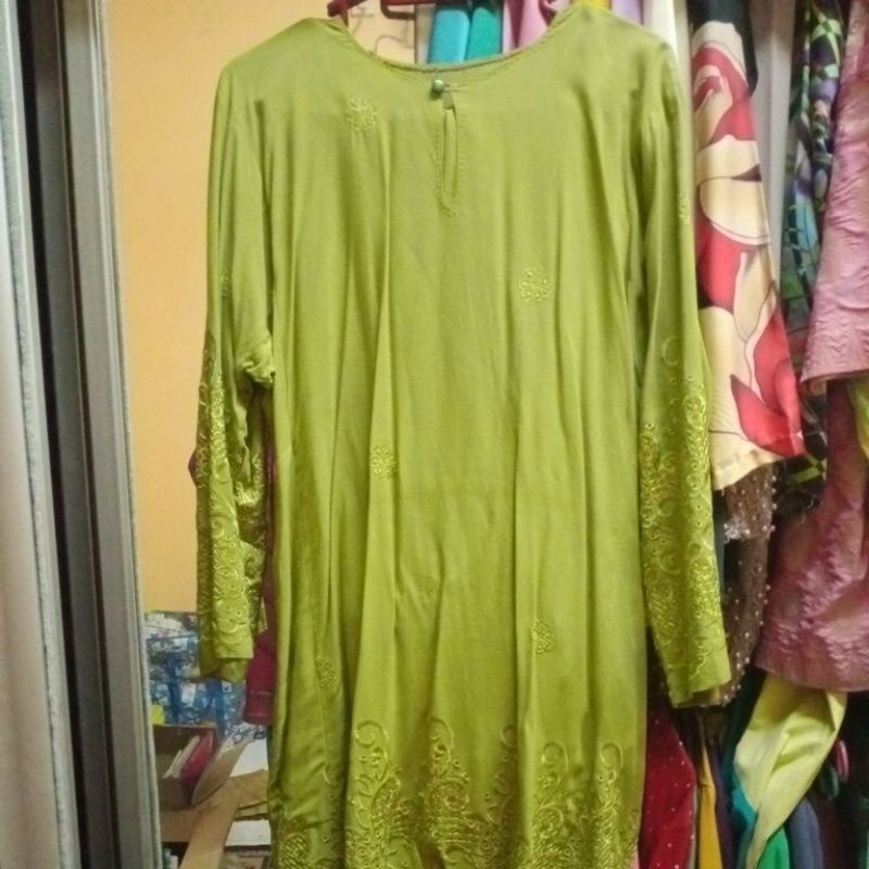 Preloved baju kurung Classic ( OLIVE GREEN baju kurung baju raya Classic Traditional Women 's Fashion