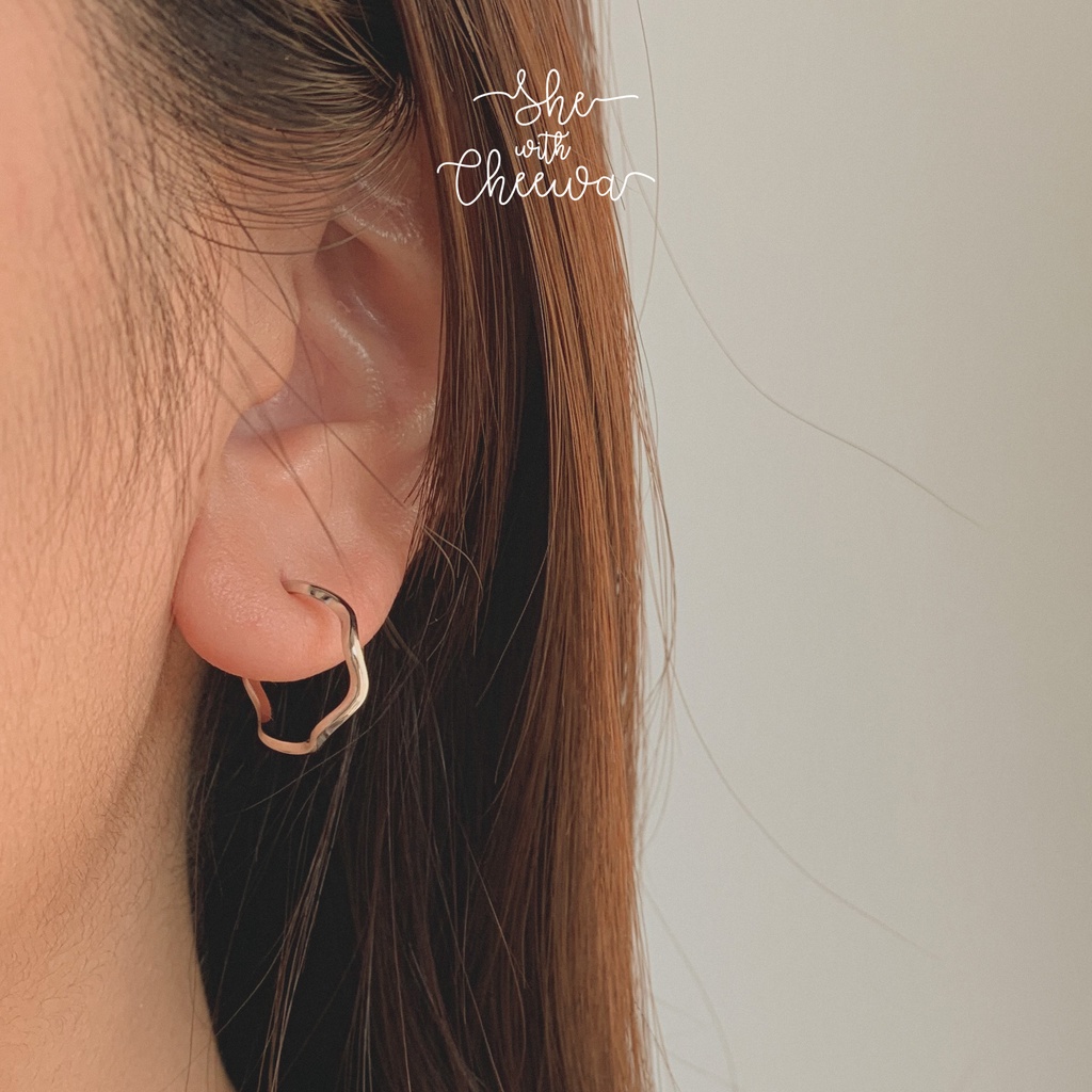 She with Cheewa | silver925 | sea breeze earring ต่างหูห่วงเงินแท้ มินิมอล ทรงคลื่นๆ ใส่แล้วน่ารักสดใส