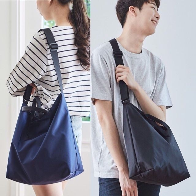 N018 กระเป๋าผ้าไนล่อน​ ใบใหญ่​ จะถือ​ หรือสะพายก้อได้​ งานดีนะคะ