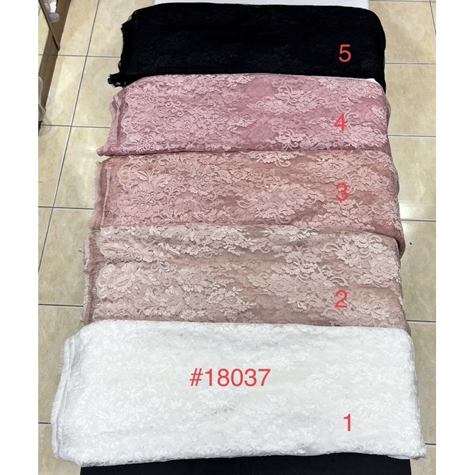ผ้าลูกไม้ลายฝรั่งเศส #18037 ชิ้นนึงมี 3.2 เมตร ชิ้นละ 700 บาท ขายยกชิ้น
