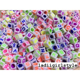 [พร้อมส่ง] ลูกปัดตัวอักษร ABC แบบแยกตัวอักษรพื้นสีขาว ลูกปัดตัวหนังสือแยกอักษร แพ็คละ 25 ชิ้น