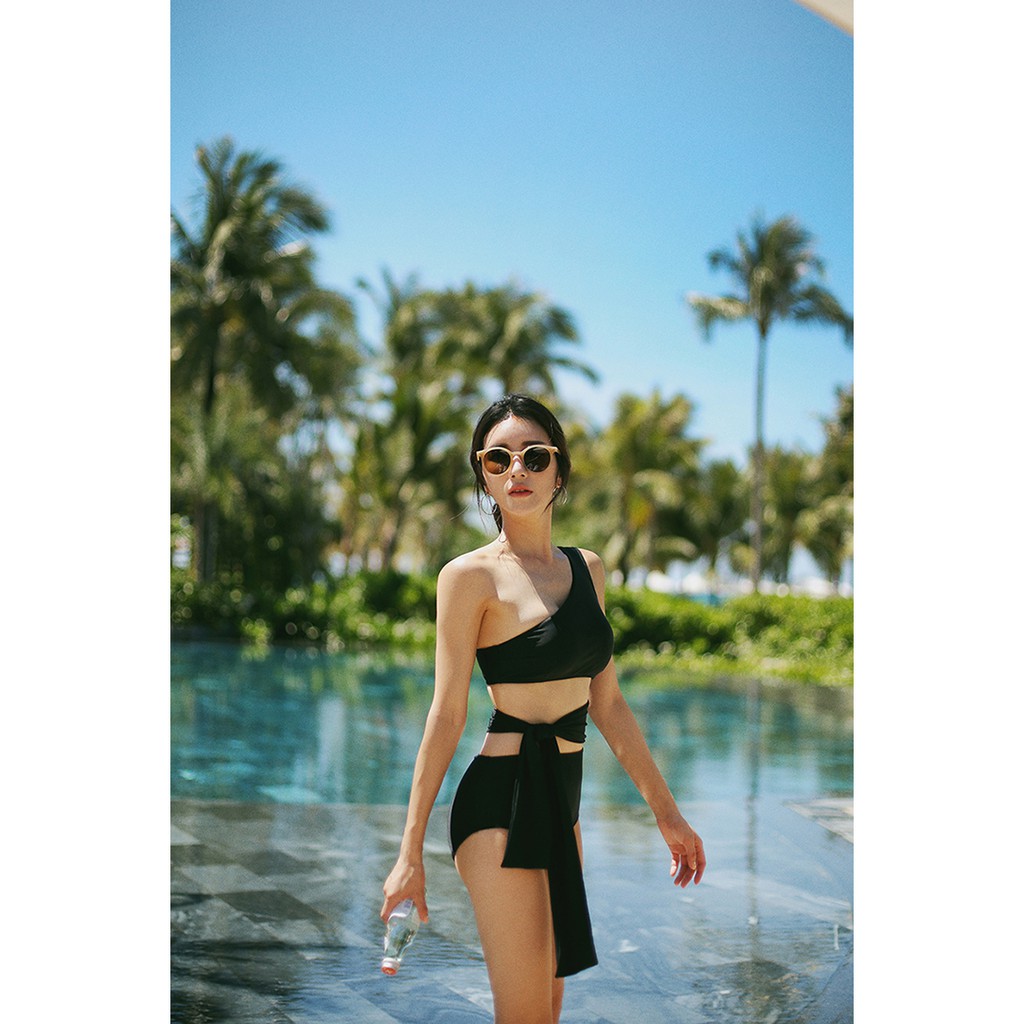 K Swimwear O2032 ชุดว่ายน้ำ วันพีช สีดำ ไหล่เดียว ผูกเอว