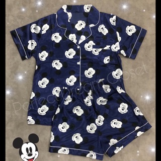 ชุดนอนแขนสั้น+ขาสั้น ลาย mickey mouse ตัวนี้น่ารักมาก  เสื้อด้านหน้า มีกระเป๋า ผ้าซาติน เนื้อดี ใส่สบายมาก ตัวนี้ใคร