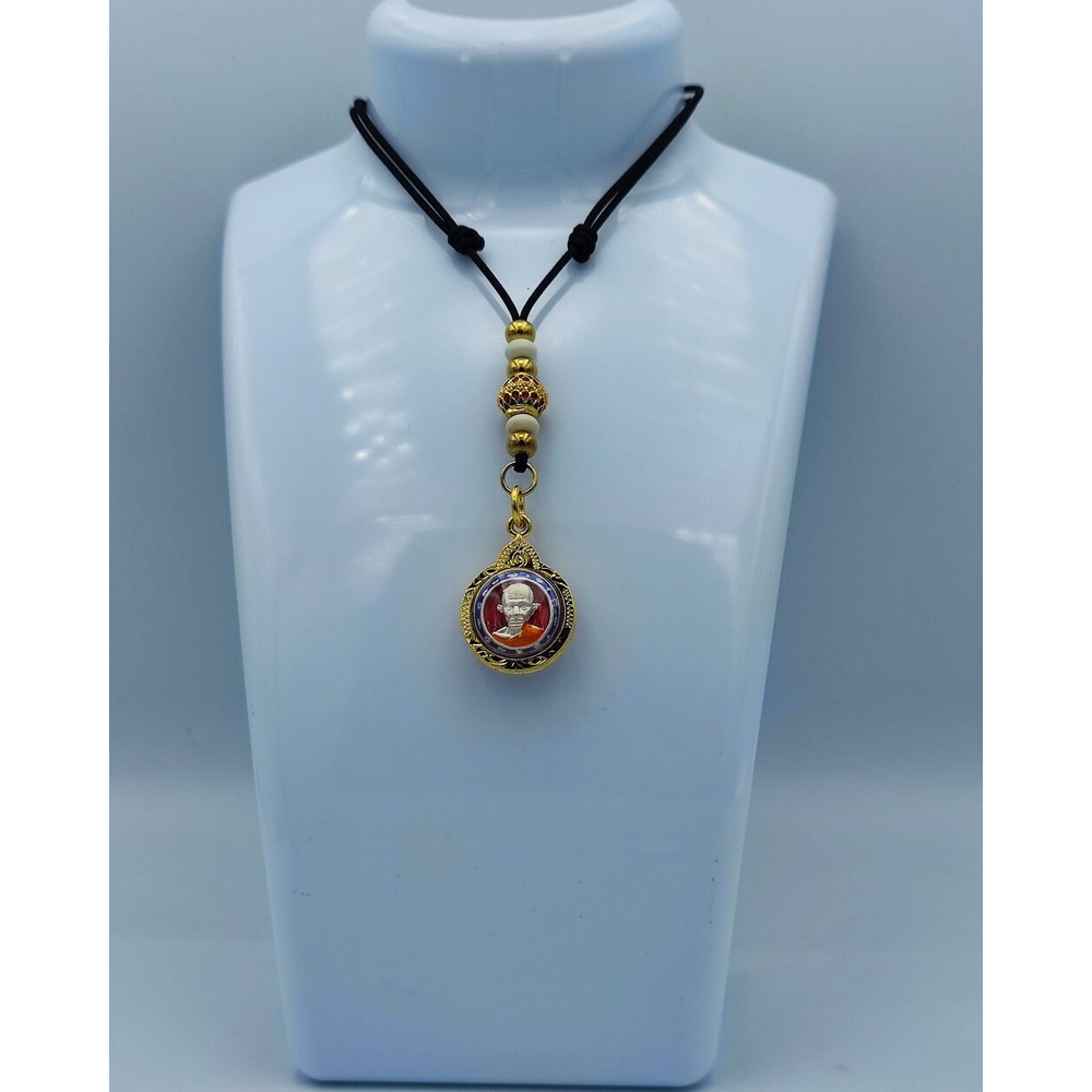 สร้อยคอเชือกร่มคั่นเม็ดทองลงยาปรับขนาดได้ เหรียญเม็ดกระดุม ลงยาสีแดง หลวงพ่อรวย วัดตะโก จ.อยูธยา กฐิ