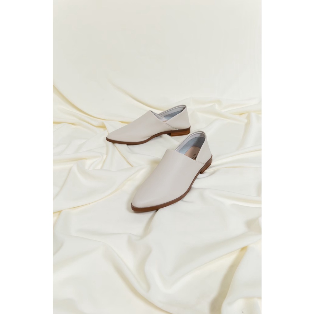 รองเท้าหนังรุ่น EVERLY/ Linen Cream รองเท้าโลฟเฟอร์หัวแหลมทรงสวย สำหรับสาวเก๋ แบรนด์ THANK YOU SUMMER