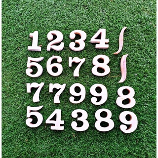 อักษรตัวเลขไม้สัก ขนาด 2.5 นิ้วหนา 1.4 ซม.ยังไม่ทำสีราคาตัละ15บาท ทำสีราคาตัวละ 20 บาท