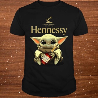 ROUND คอลูกเรือเสื้อยืด ลาย Yoda Baby Hugs Hennessy Cognac Wine น่ารัก ของขวัญ สําหรับเด็ก-4XL