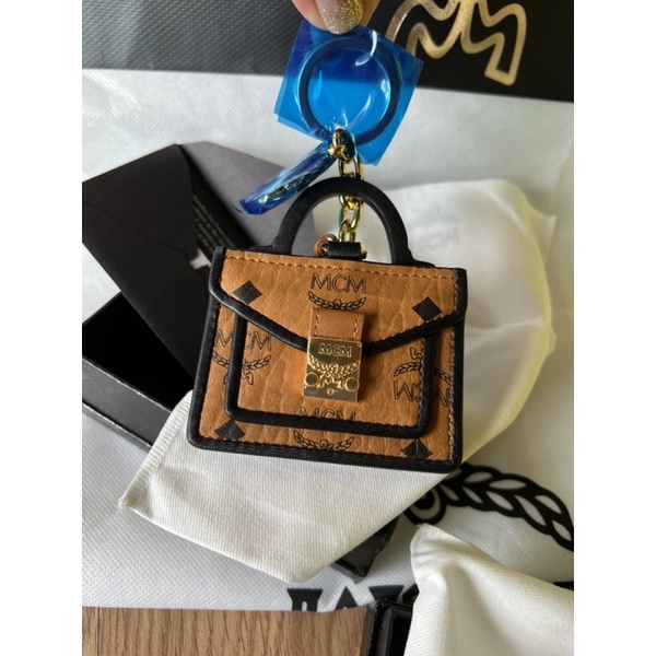 Mcmของแท้มือ1🧸🧸พร้อมส่ง Tracy Satchel 2D Charm in Visetos mxzaavi19co001