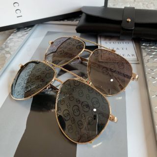 แว่นกันแดดทรง aviator แต่งหน้าเลนส์ลายโลโก้ชัด
