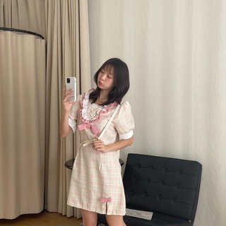 chuuchop_พร้อมส่ง(C7810)✨🌸🧸Shizuka dress ชุดเดรสลายตารางสีชมพู แต่งปกคอดอกไม้ แบบนักเรียนญี่ปุ่น