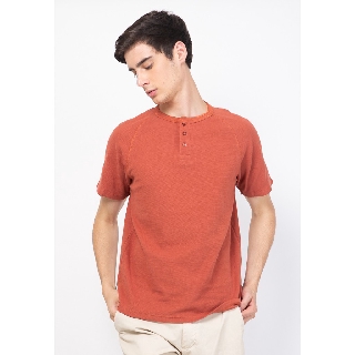 Skelly เสื้อยืดแขนสั้นผู้ชายสีส้ม Waffle Henley Tee Orange Brick