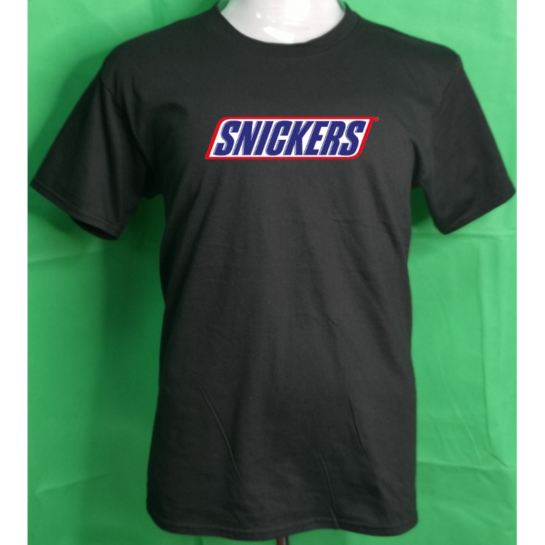 SNICKERS เสื้อยืดคอกลม