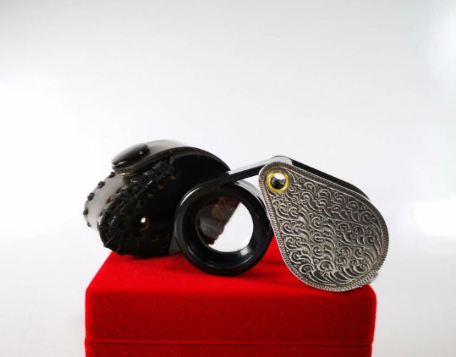 กล้องส่องพระ สแตนเลส แกะลายไทย15x พร้อมซองหนัง ขยาย15x ส่องชัด จับถนัดมือ ไม่ผิดหวัง