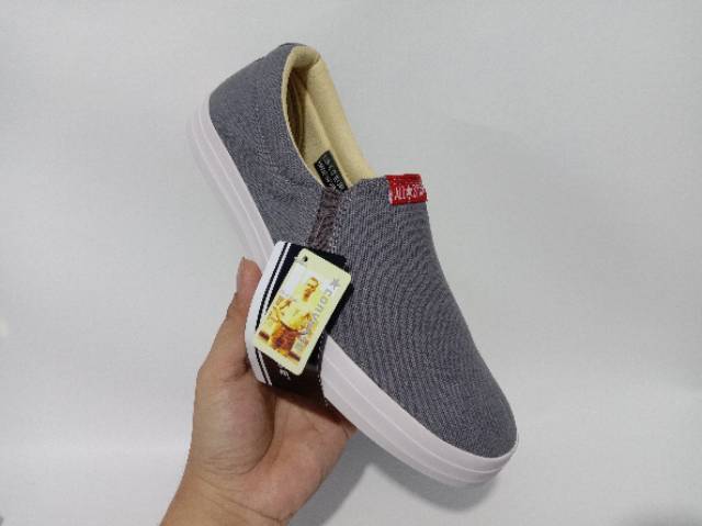 Converse รองเท้าสําหรับผู้ชายและผู้หญิง SLIP ON UNISEX COUPLE / รองเท้าสําหรับ BOYS และ GIRLS COLLEGE SCHOOL