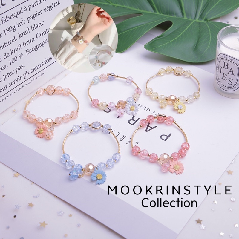 สร้อยข้อมือ น่ารักแล้วน่ารักอีก สร้อยข้อมูล สีพลาสเทล กำไลข้อมือห้อยดอกเดซี่ พร้อมส่ง Mookrinstyle