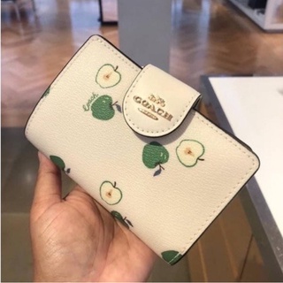 พร้อมส่ง แท้ 🇺🇸💯% New Coach กระเป๋าสตางค์ ใบกลาง MEDIUM CORNER ZIP WALLET WITH APPLE PRINT (COACH C4116) IM/CHALK MULTI